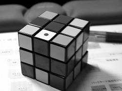 モノトーンのルービックキューブ＝本質が隠される
