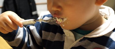 2歳の誕生日フォークでケーキを食べる
