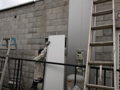 ブロック壁に外壁財を貼る