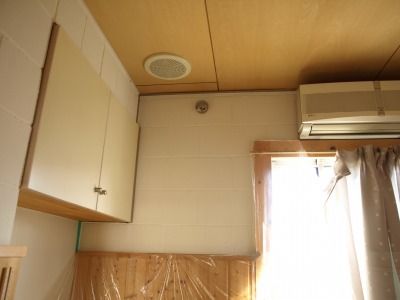 室内のブロック壁に断熱塗料を塗る