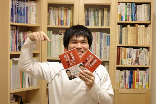 『<b>寿司修行３ヶ月でミシュランに載った理由</b>』を買いました！” hspace=”5″ class=”pict”  /></div>
<p>著者の宇都さんは私の先の先を行っています。同世代ということもあり、とても悔しいです。私も「30年の経験を３年で越える」ということを前から言っているからです。そういう気持ちで、技術を整理し、セミナー講師もやったり、社内教育をしています。</p>
<p>
寿司修行は、たったの３ヶ月。</p>
<p>
ジャンルが違いすぎるので、そのまま鍼灸に置き換えられませんが、考え方は完全に見習いたいところです。30年で会得する実力を３年で備えられれば、その実力は通過点になります。「さすがの職人技」と憧れるレベルからキャリアをスタートできるのです。これまで、多くの職人が「見て覚えろ」と言ながら、（忙しいことを理由に）放棄してきた教育。これでは脱落者が出てしまいますし、本当は厳しくないのに、厳しい世界と勘違いしてしまいます。</p>
<p>
<b><span style=