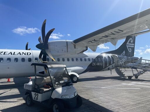 オークランド空港の国内線のプロペラ機
