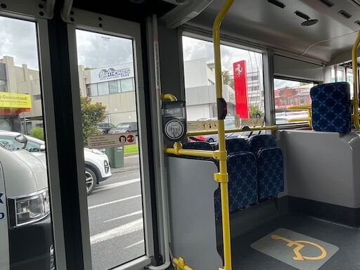 オークランド市バスの車内