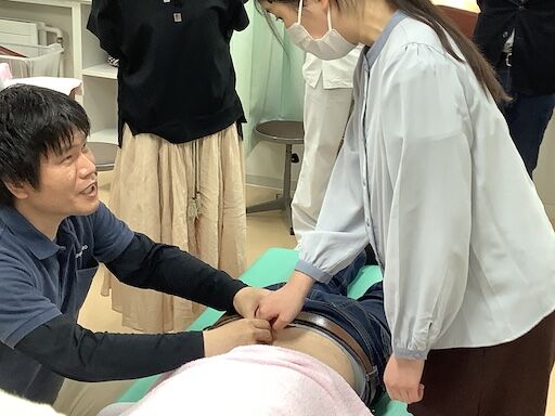 札幌視覚支援学校での整動鍼講義（手で伝えるツボの感触）