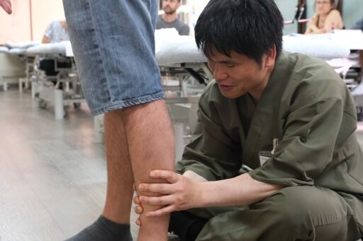 整動鍼セミナー（バルセロナ）承山のチェック