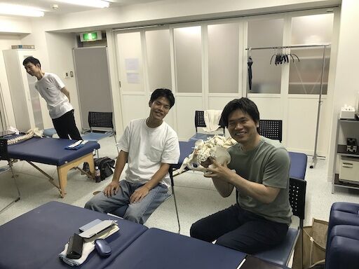 吉岡一貴先生の骨盤塾で骨盤を持つクリ助